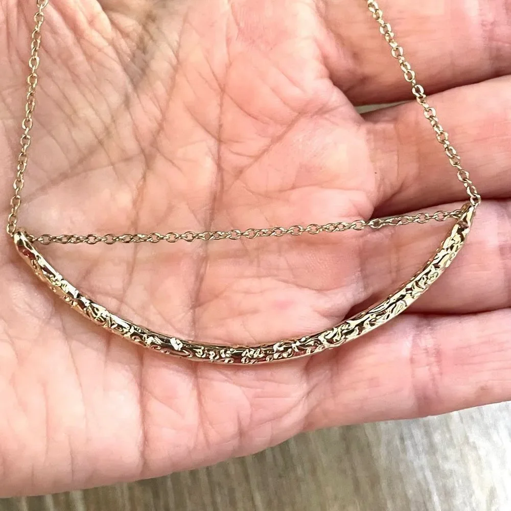 Gold tone pendant necklace